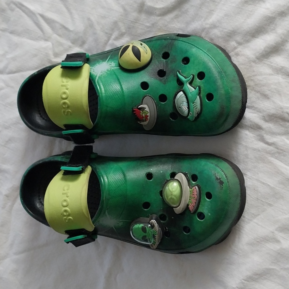 Crocs Camoflauge With Space Charms Size J5 - Picture 3 of 8